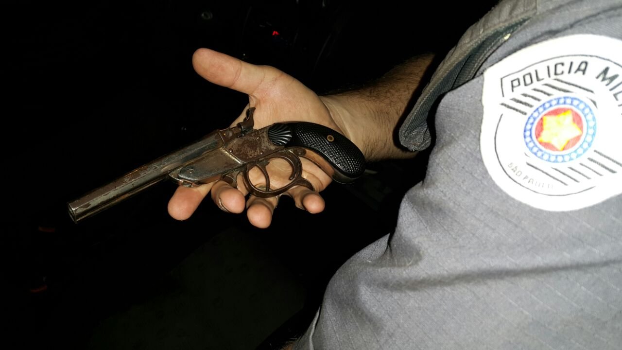 Advogado é preso ao tentar trocar arma por droga no Jardim Brasil