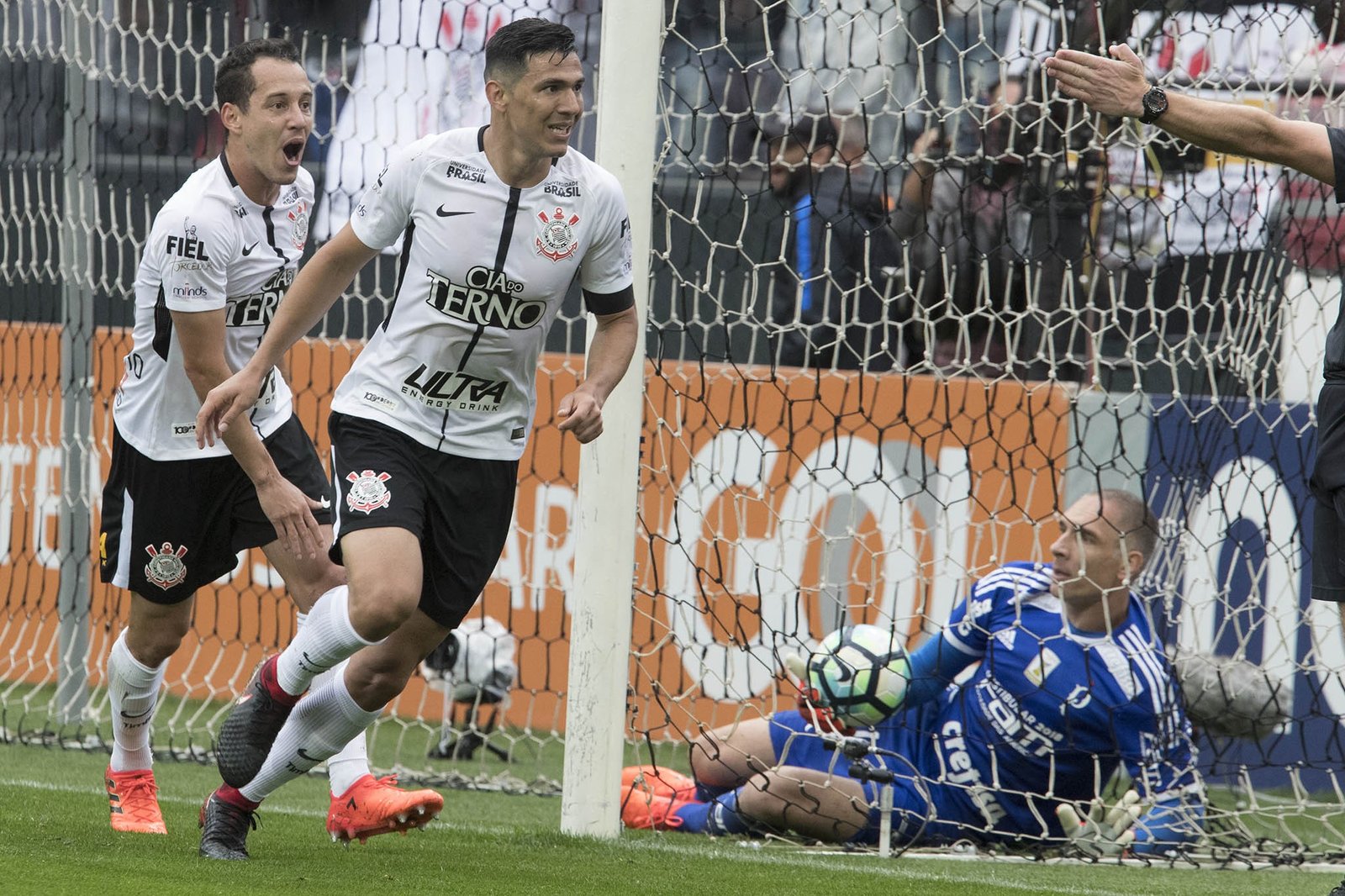Corinthians vence clássico e consolida liderança