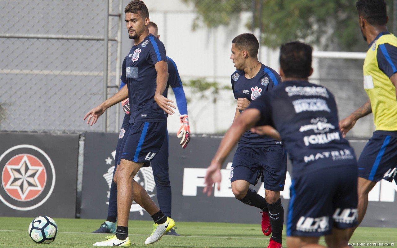 Para colocar a mão na taça, Corinthians recebe o Avaí