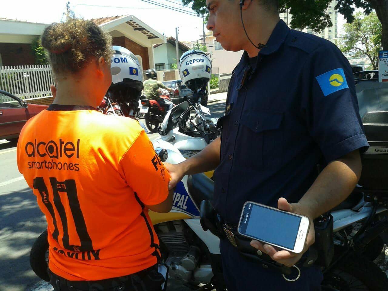 Mulher pede atendimento em Posto de Saúde e furta celular