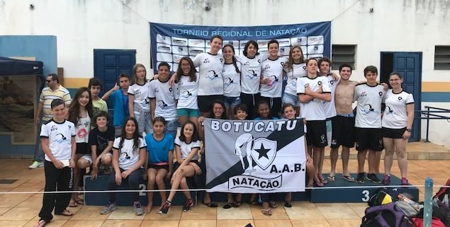 Botucatu conquista 38 medalhas em último torneio regional de natação no ano