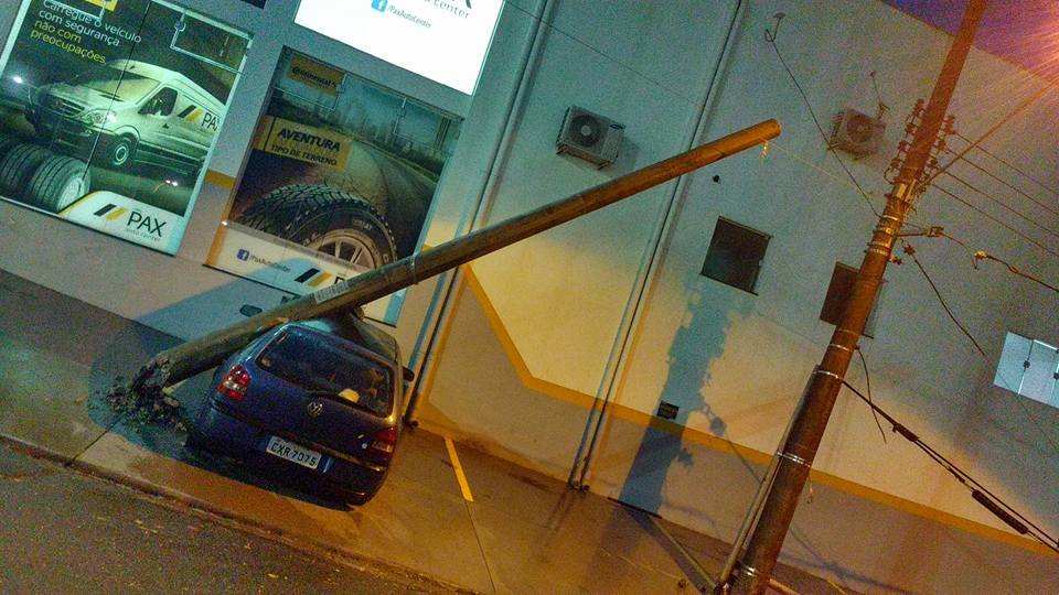 Caminhão “enrosca” em fiação, faz poste ceder e atingir carro
