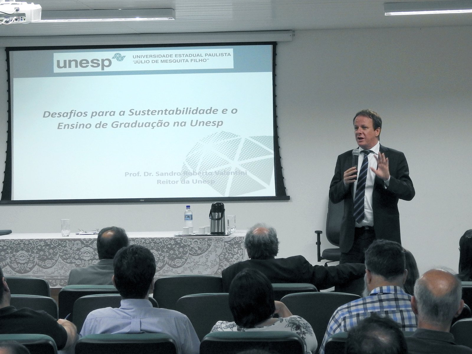 Sem falar sobre 13º salário de servidores, reitor da Unesp visita FMVZ