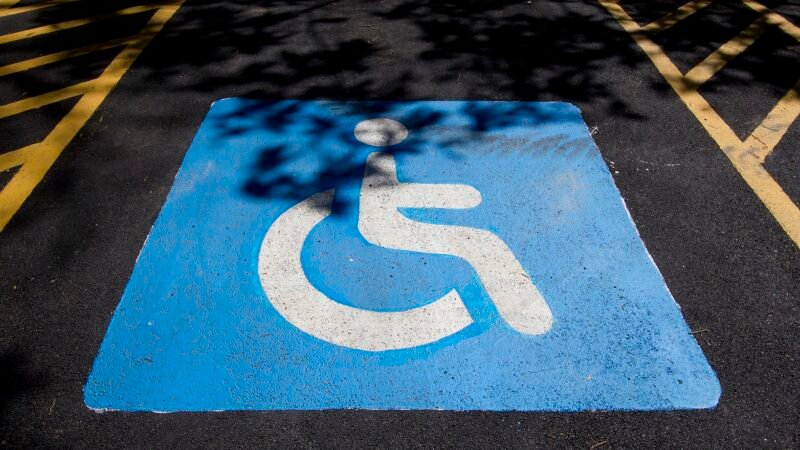 Câmara aprova proposta para prever credencial digital de vaga para deficiente