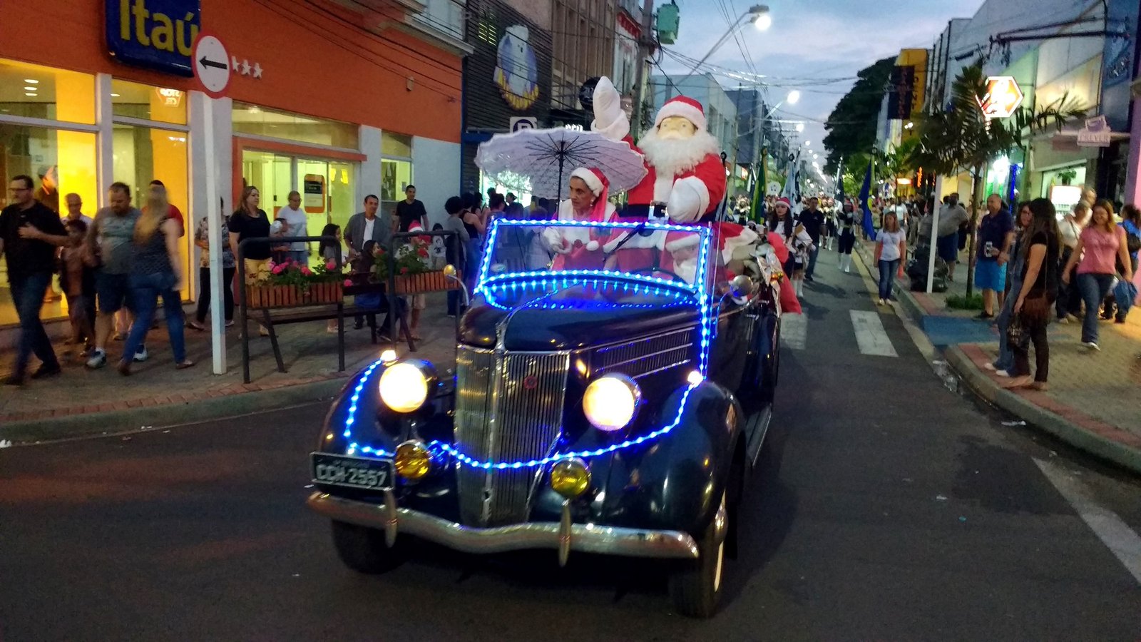 Desfile com Papai Noel inicia oficialmente horário especial do comércio de Botucatu