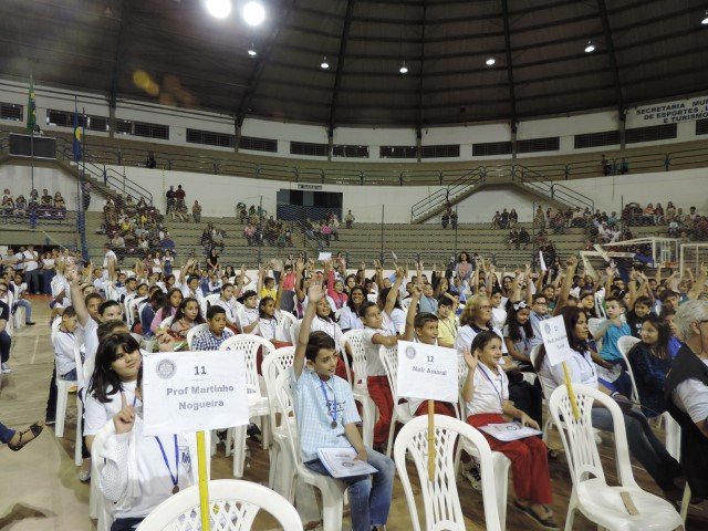 Rotary Clube de Botucatu entrega medalha de mérito a alunos da rede municipal