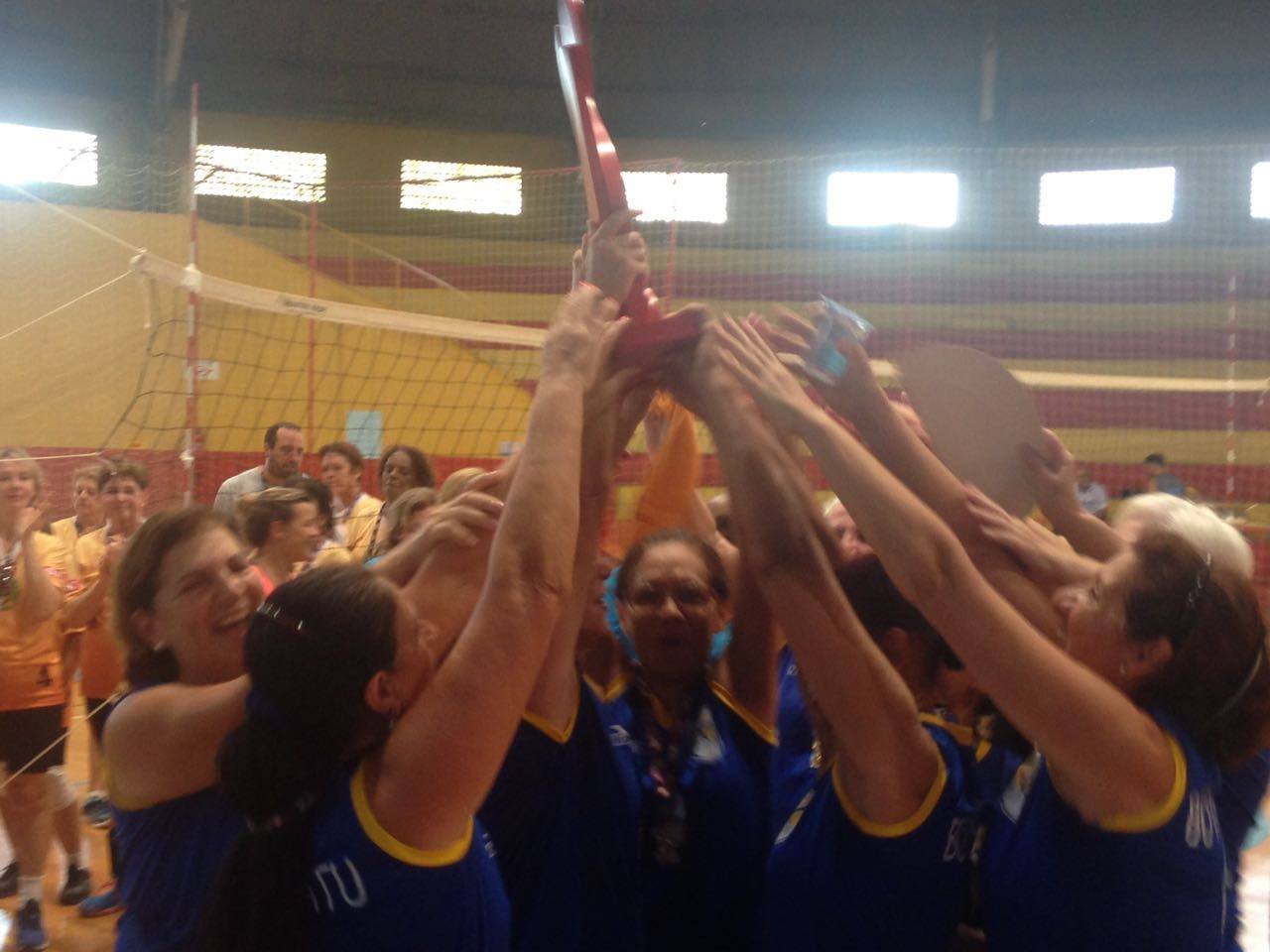 Equipe feminina de vôlei adaptado é campeã na Liga de Bauru