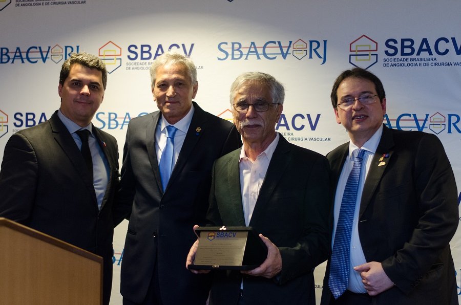 Professor da Unesp de Botucatu é homenageado por atuação em revista científica