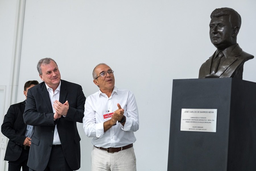 Embraer presta homenagem a José Carlos Neiva com busto na fábrica de Botucatu