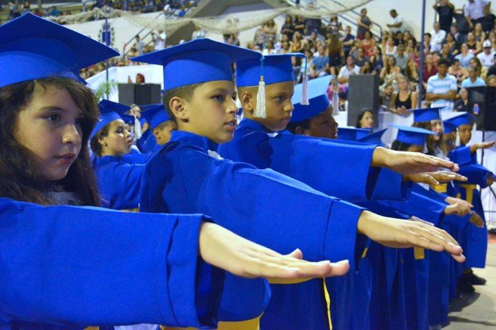 Ginásio Municipal lotado recebe formaturas dos alunos da Rede Municipal de Ensino