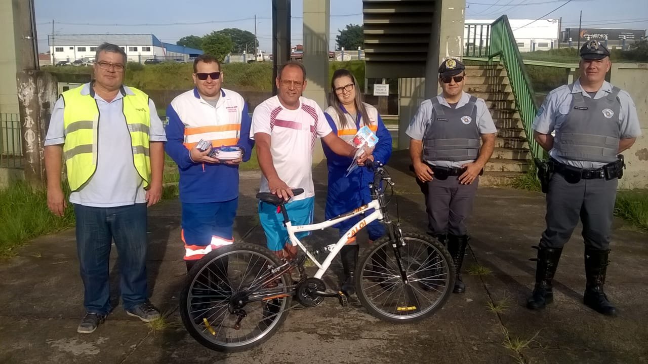 Concessionária realiza ação educativa com pedestres na Castelinho