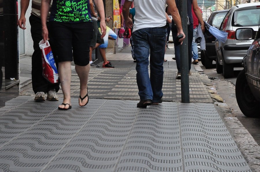 OPINIÃO | Dá para caminhar em sua calçada?