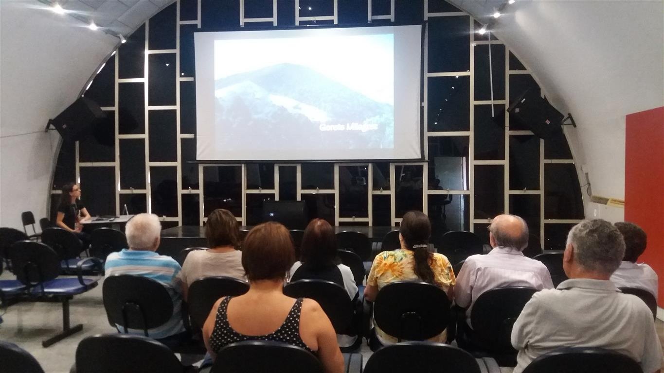 Idosos atendidos pelo CRAS assistem à filmes no Cine Janelas