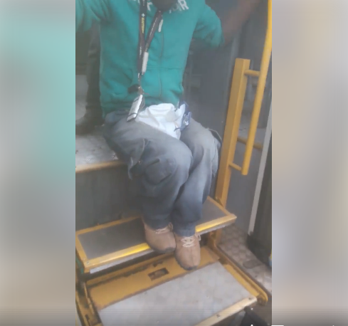 Com elevador quebrado, cadeirante desce de ônibus se arrastando