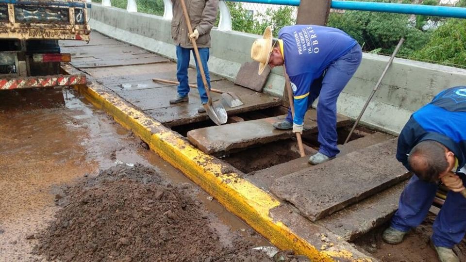 Prefeitura realiza limpeza de canaletas após alagamento no elevado Bento Natel