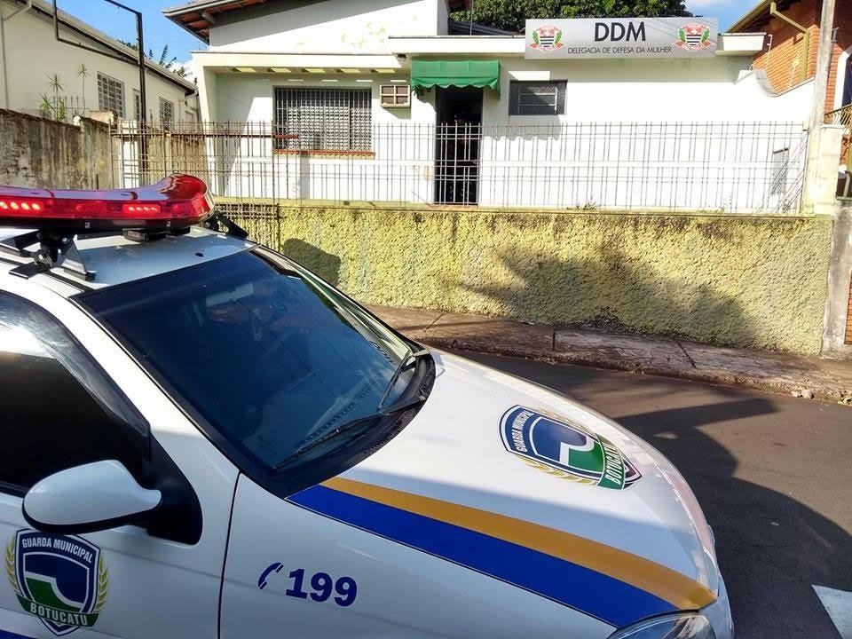 Homem tenta estuprar a ex-esposa e é dominado por vizinhos