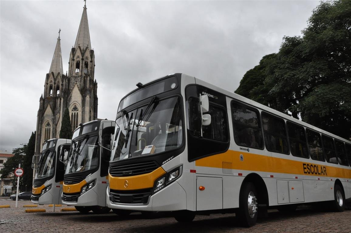 Transporte Escolar recebe três novos ônibus adaptados