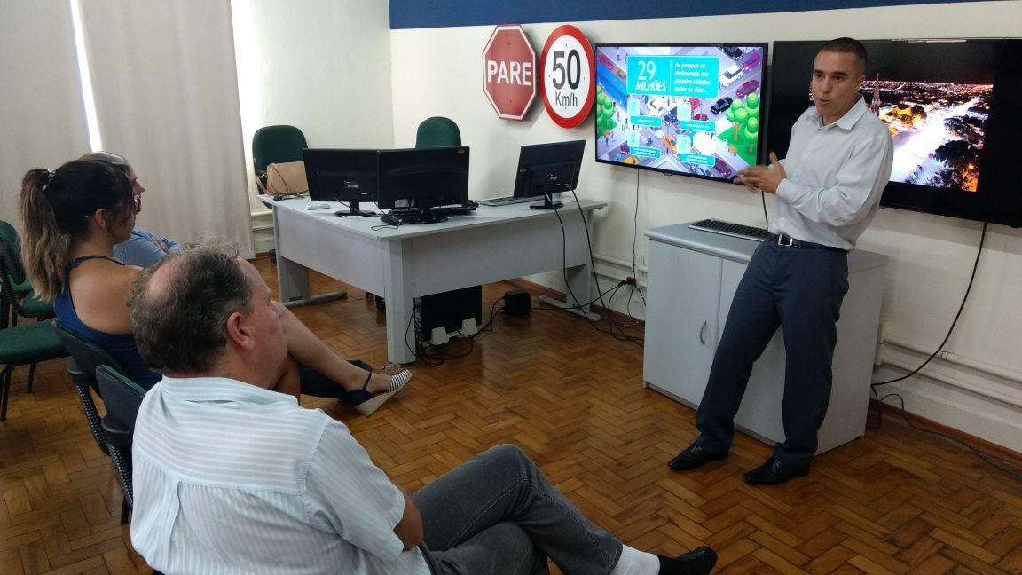 Prefeitura e empresas participam de reunião sobre aplicativo de caronas