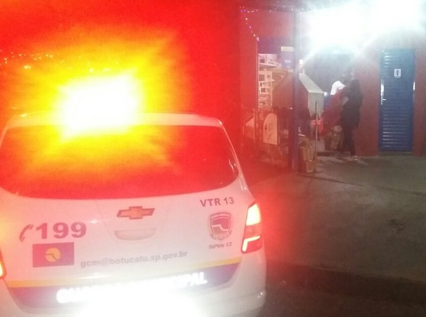 Guarda Municipal verifica caso de perturbação do sossego e homem apedreja viatura