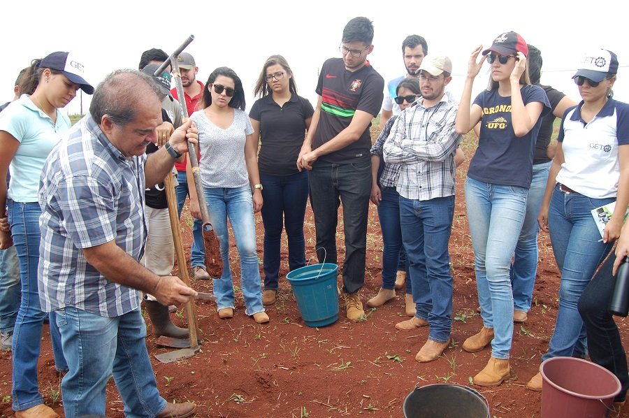 Unesp de Botucatu recebe estudantes para treinamento em práticas agrícolas