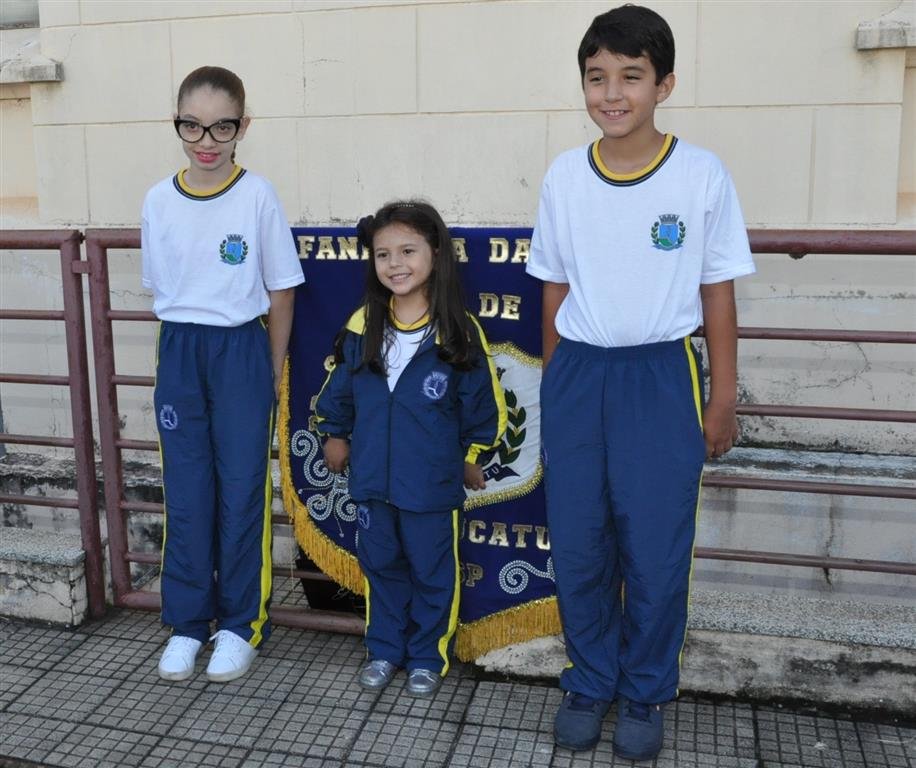 Prefeitura entrega uniformes aos alunos da Rede Municipal de Ensino