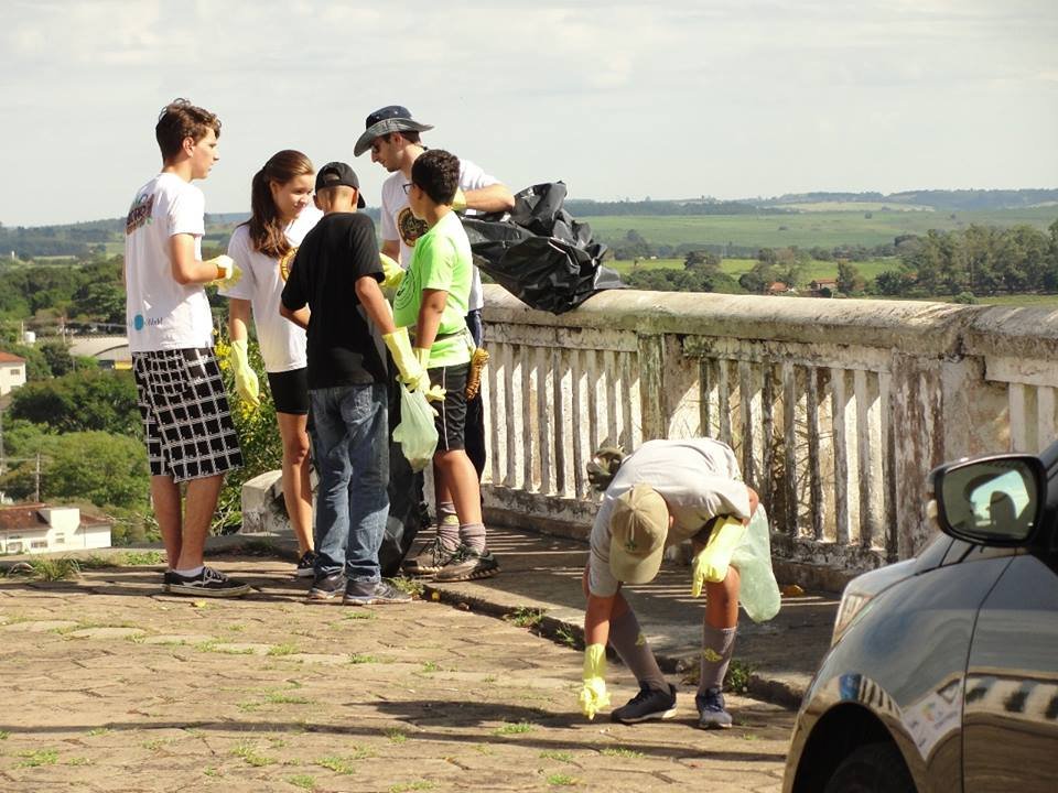Cuesta Limpa retira mais de 500 garrafas de bebidas alcoólicas do Morro de Rubião