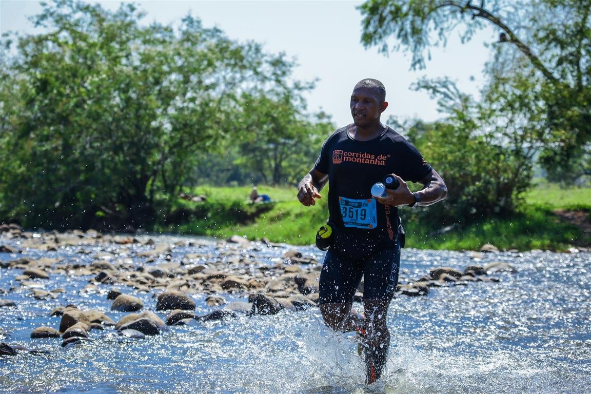 Mais de 300 atletas participaram de corrida de aventura no final de semana