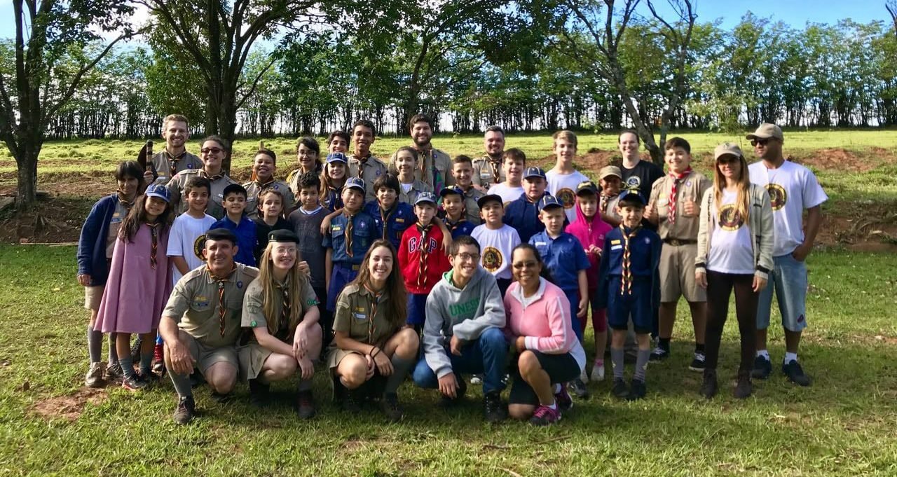 Grupo Escoteiro Mirim instala bituqueiras de cigarro no morro de Rubião Júnior