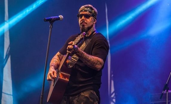 Tico Santa Cruz: “o que não pode, no rock, é a galera adotar o discurso do careta”