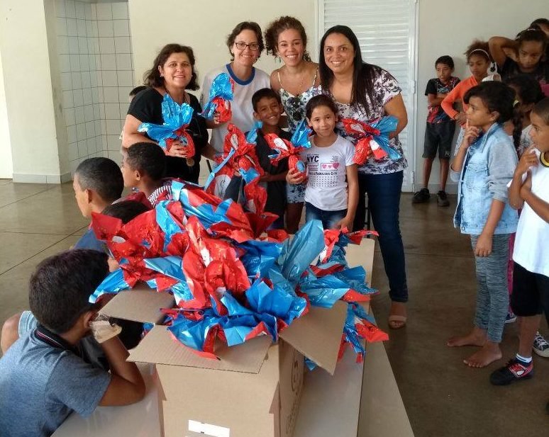 Crianças da Cohab do Sesi recebem ovos de chocolate