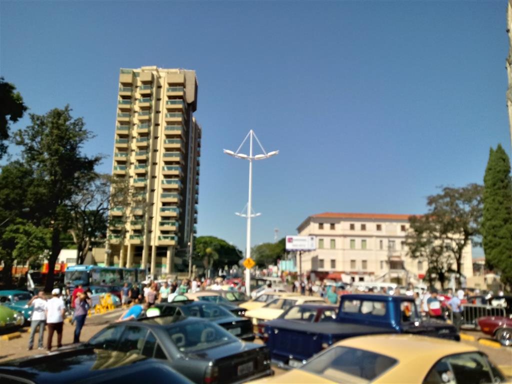 Encontro de Carros Antigos arrecada 150 kg de alimentos para o Fundo Social
