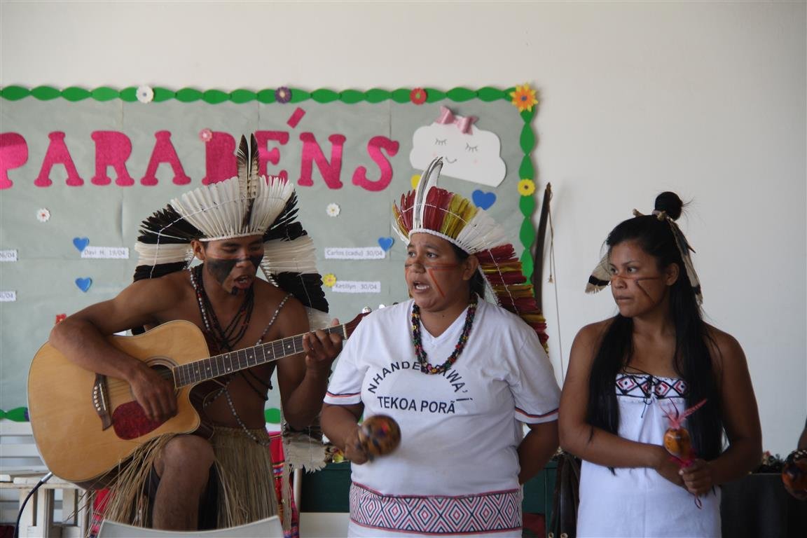 Comunidade indígena de Itaporanga se apresenta para crianças de Botucatu