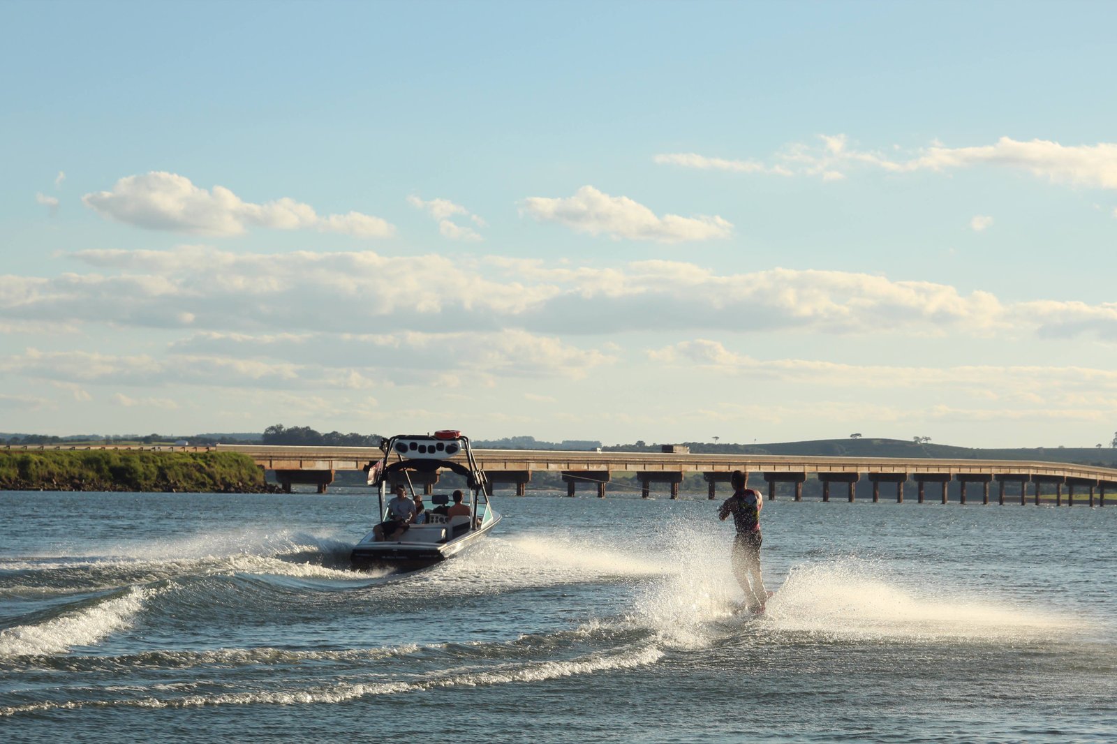 Turismo fecha parceria com Bombeiros para trabalho de guarda-vidas na represa de Avaré