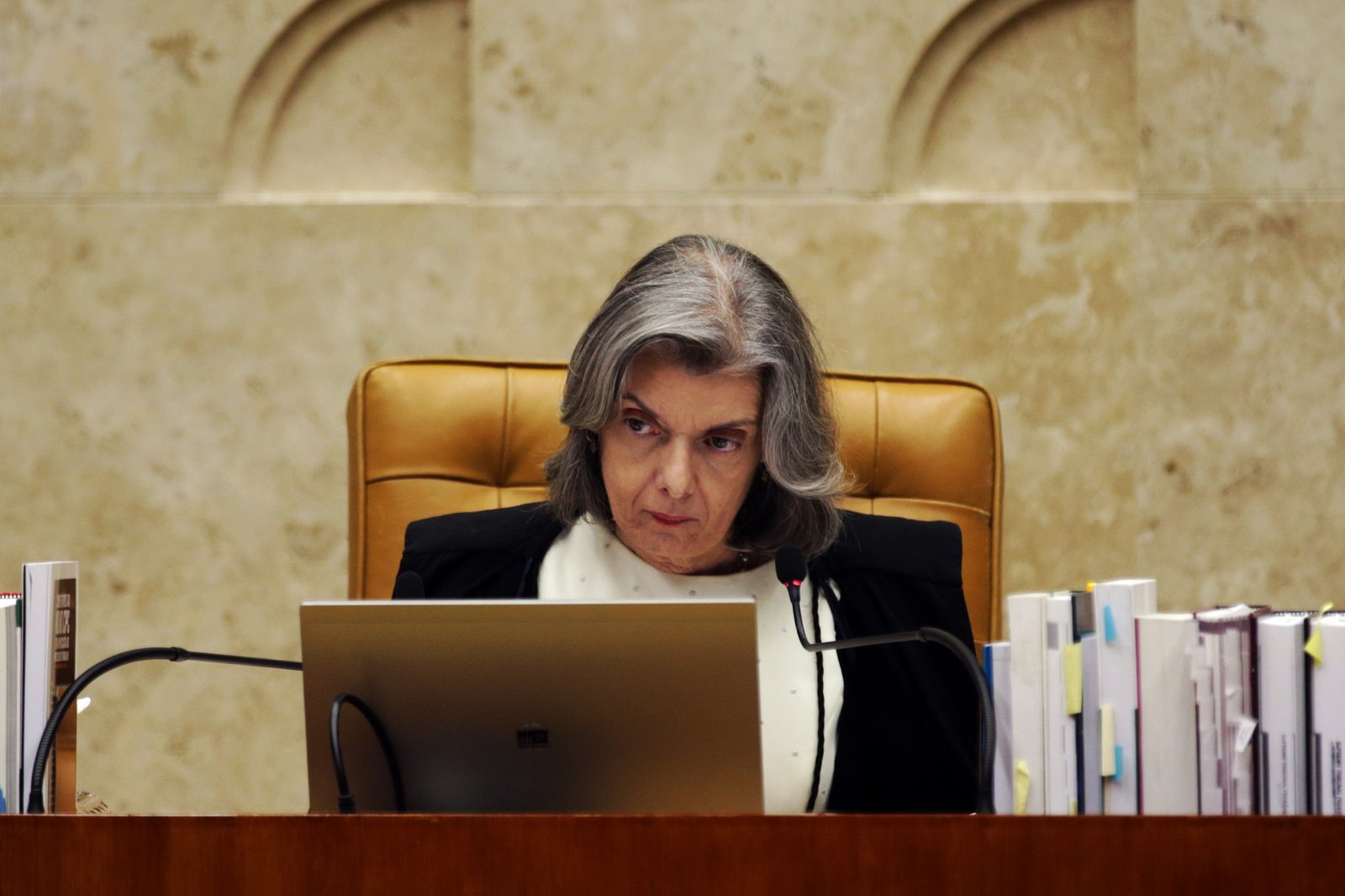 Cármen Lúcia marca para dia 2 de maio julgamento de foro privilegiado