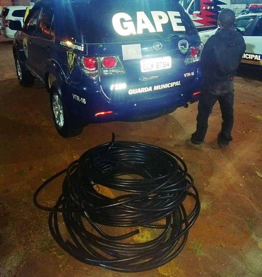 Guarda Municipal surpreende homem furtando 100 metros de cabos telefônicos