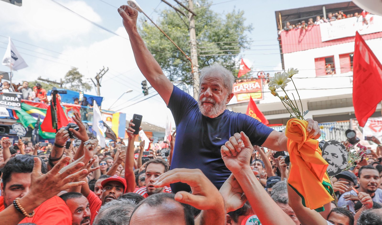 Mesmo preso, Lula segue na liderança com 33% dos votos
