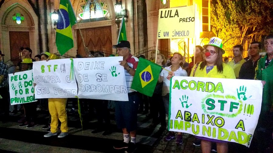 Manifestação pela prisão de Lula reúne 200 em Botucatu