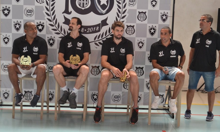 Medalhistas olímpicos visitam Botucatu e dão o “saque inicial” em projeto de voleibol