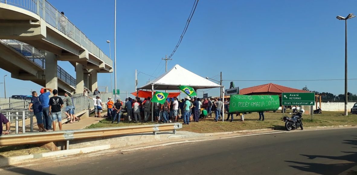 Caminhoneiros grevistas fazem carreata e pedem intervenção militar em Avaré