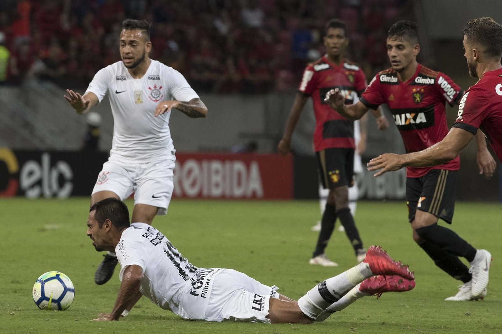 Corinthians empata fora de casa com o Sport e fica no G4