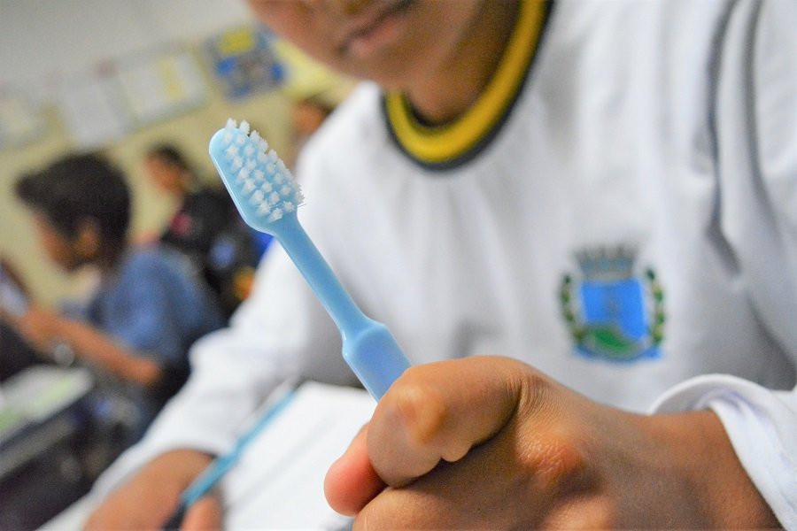 Alunos de Botucatu começam a receber escovas e cremes dentais