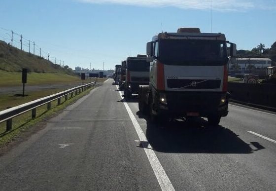 Caminhoneiros protestam pelas rodovias de Botucatu contra altas do óleo diesel