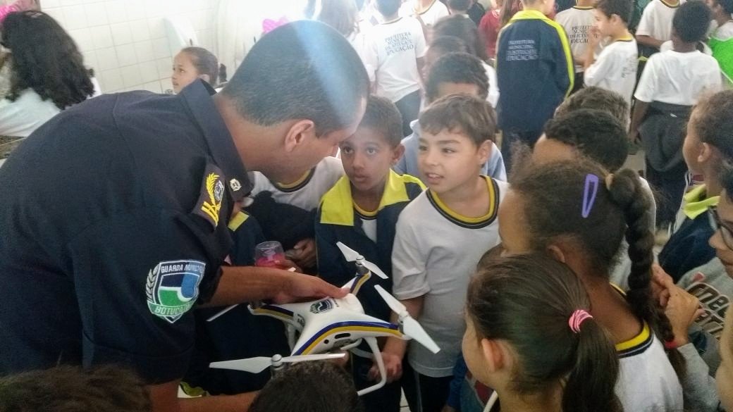 Guarda Municipal leva drone para escolas municipais