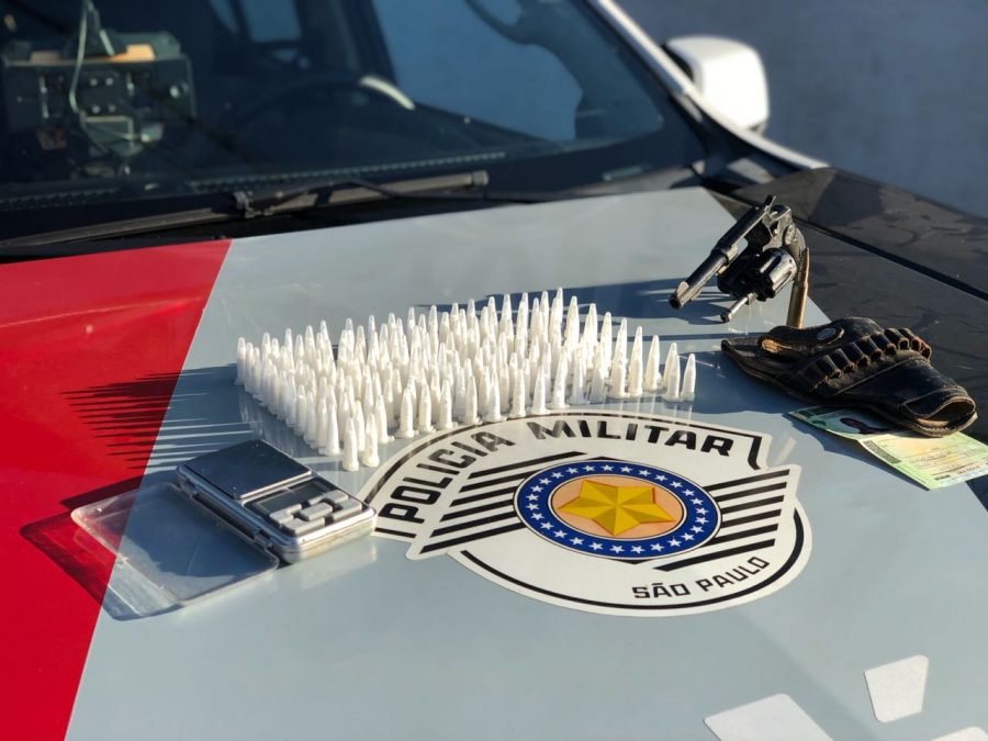 Policia apreende arma, drogas e munições de uso restrito