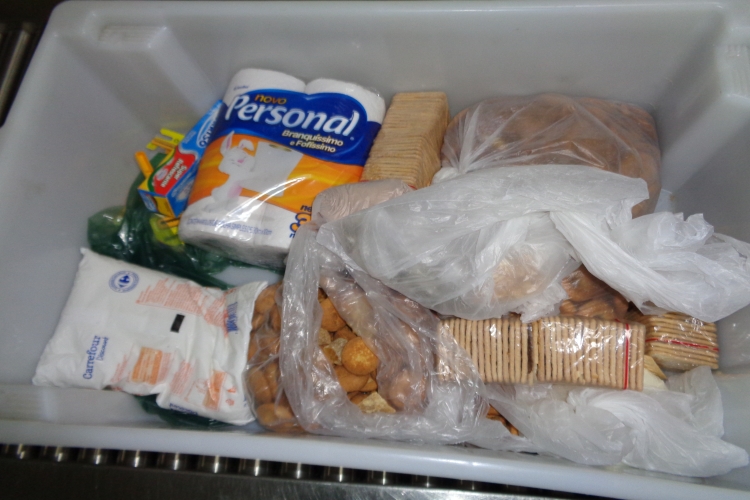 Agentes flagram maconha e crack dentro de pacotes de biscoito em Iaras