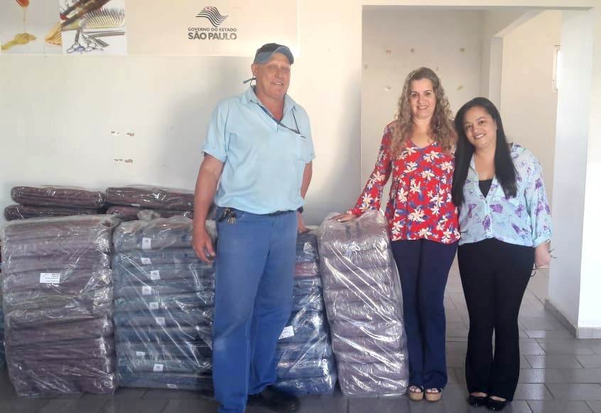 Sabesp doa 75 cobertores para a Campanha do Agasalho