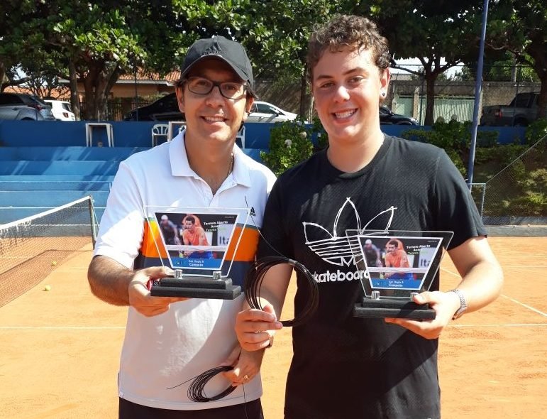 Tênis: Gustavo Moura e Matheus Benini são campeões em torneio de duplas