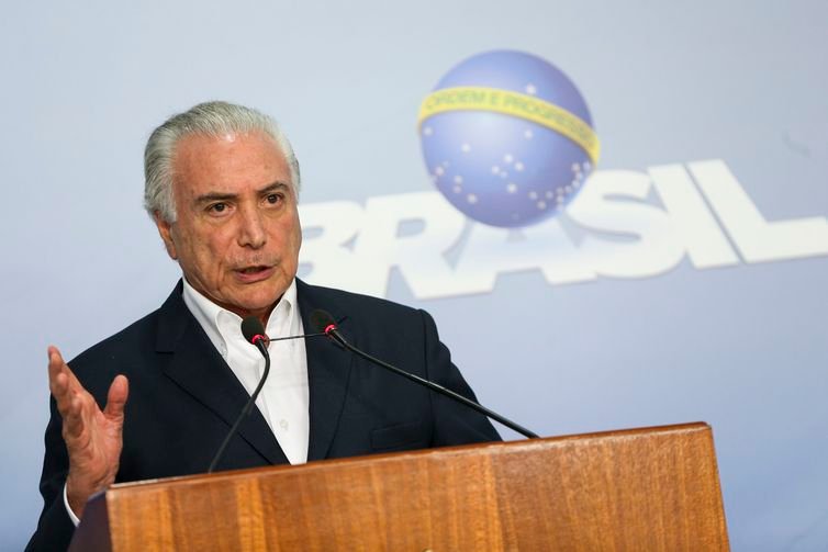 Governo cede e aguarda fim da paralisação dos caminhoneiros