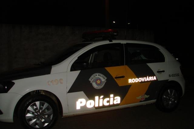 Carro invade acostamento e atropela policiais na Rodovia Raposo Tavares