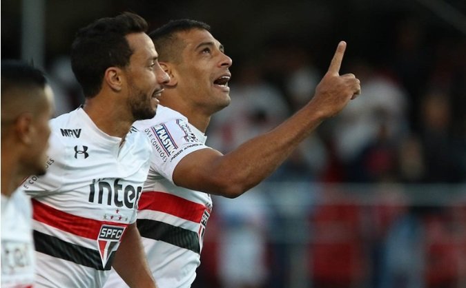 São Paulo leva a melhor diante do Santos e é o único invicto do Brasileiro